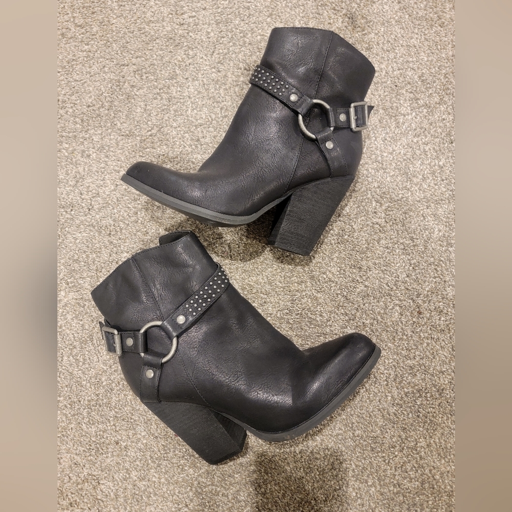 Heeled booties